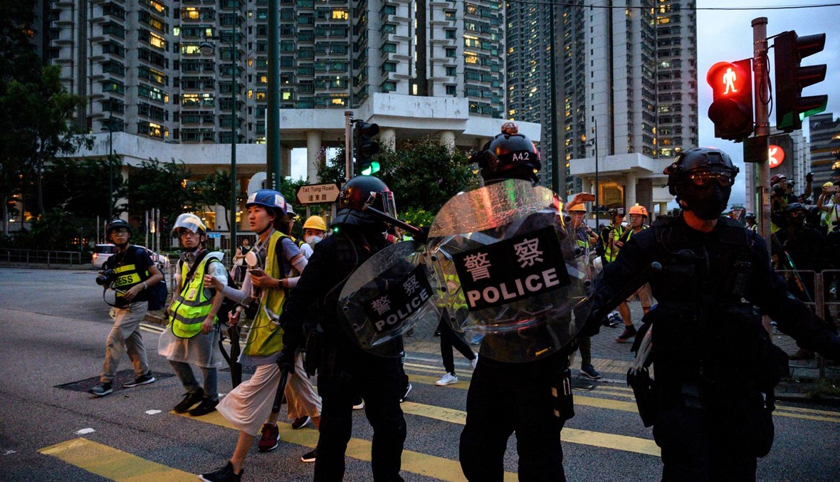 احتجاجات هونغ كونغ: آلاف المتظاهرين حاولوا قطع المنافذ المؤدية إلى المطار