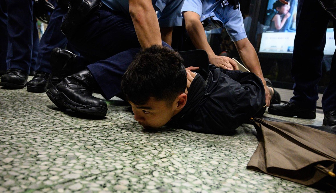 المتظاهرون في هونغ كونغ يحاولون تعطيل المترو ويدعون إلى إضراب عام