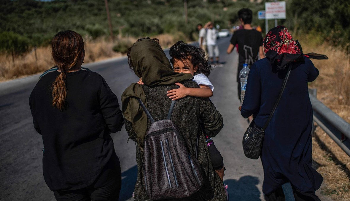 اليونان: نقل المئات من طالبي اللجوء من مخيم مكتظ بإحدى الجزر