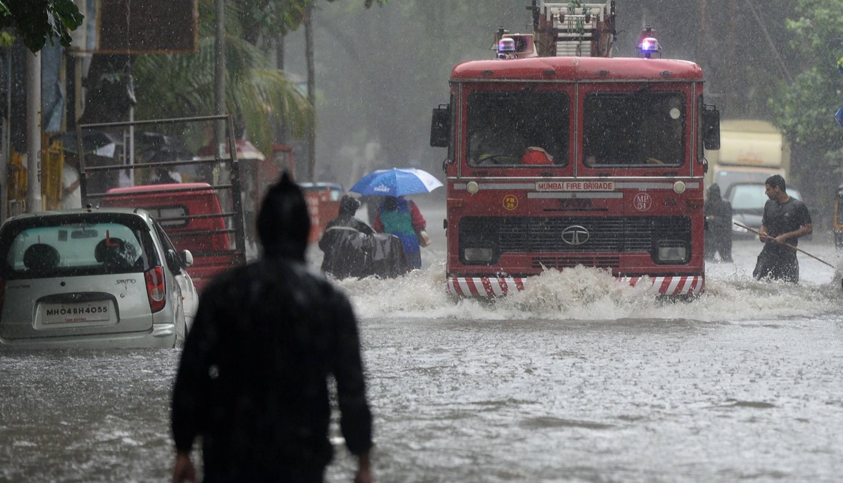 فيضانات في شوارع مومباي الهندية (أ ف ب).