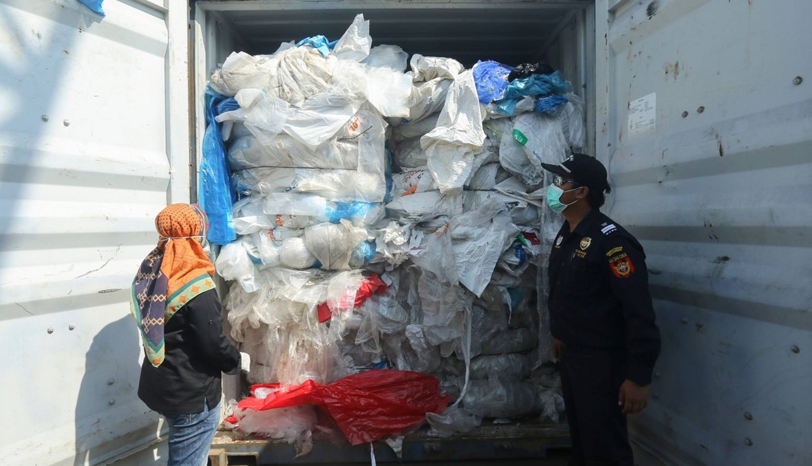 وقف استيراد البلاستيك... إندونيسيا تعيد مئات حاويات النفايات إلى بلدان المصدر
