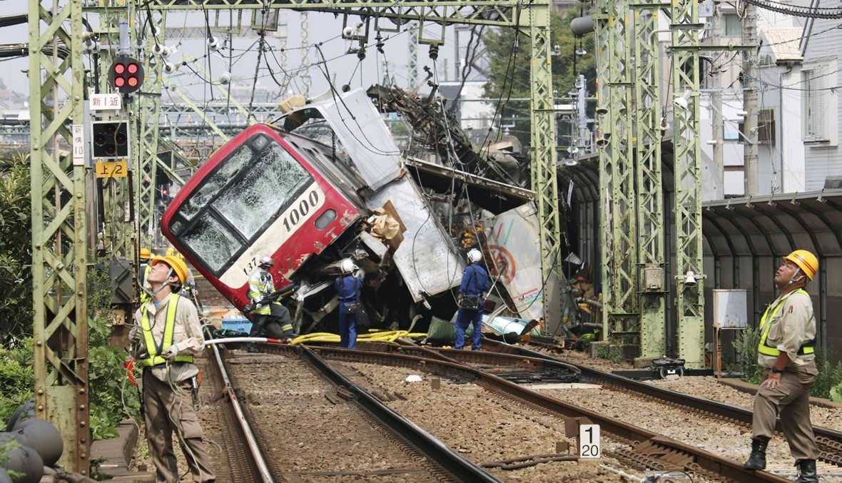 بالصور: 35 جريحاً على الأقل في اصطدام بين قطار وشاحنة بالقرب من طوكيو