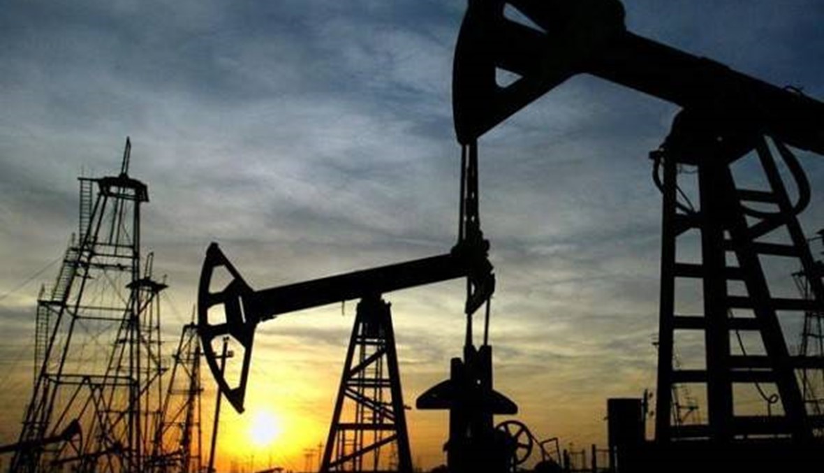 النفط يتراجع مع ارتفاع مخزونات أميركا
