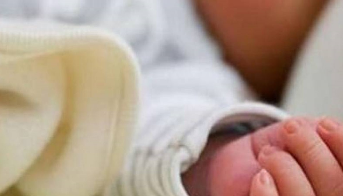 العثور  على طفلة حديثة الولادة ملفوفة بغطاء صوفي