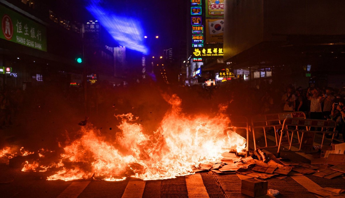محتجون في هونغ كونغ يشعلون النار قرب مركز شرطة