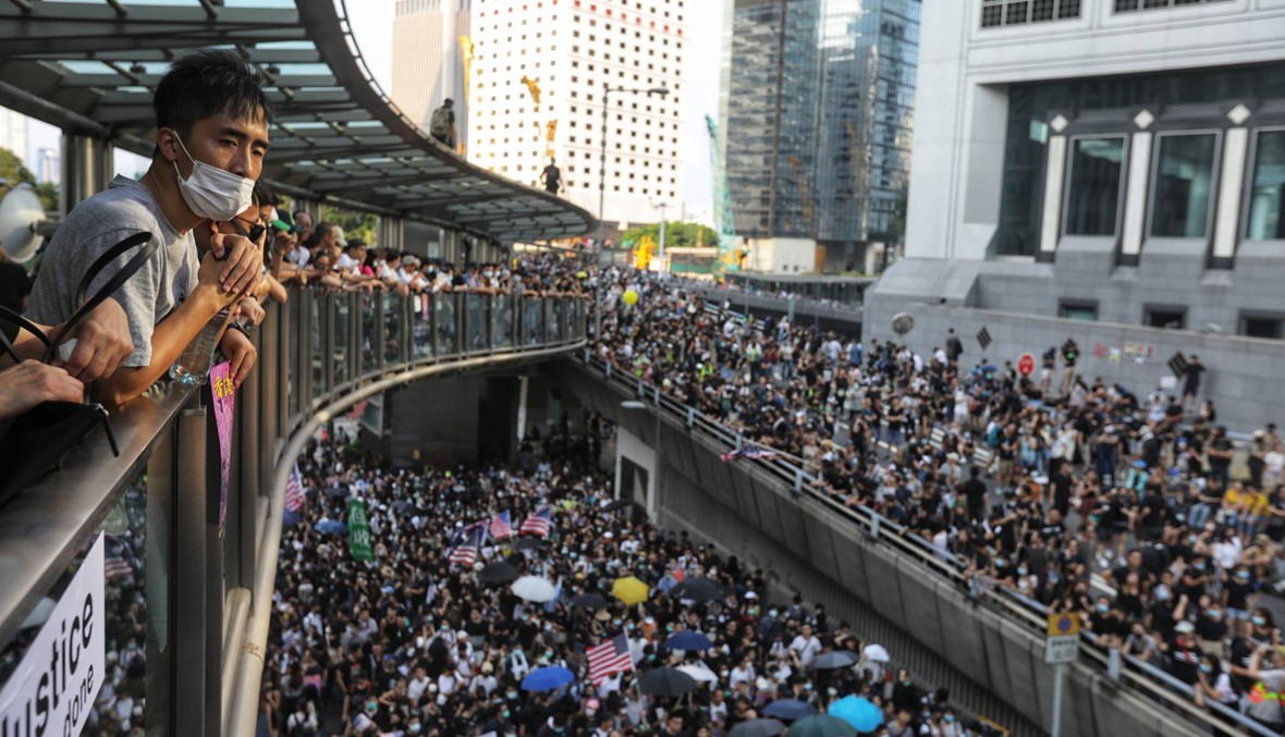 هونغ كونغ: المتظاهرون تجمّعوا أمام القنصلية الأميركيّة... لافتات دعت ترامب إلى التدخل