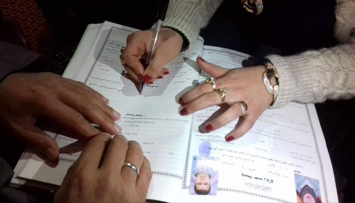 بعد رفض والدها... فتاة مصرية تستعين بالشرطة للزواج من حبيبها