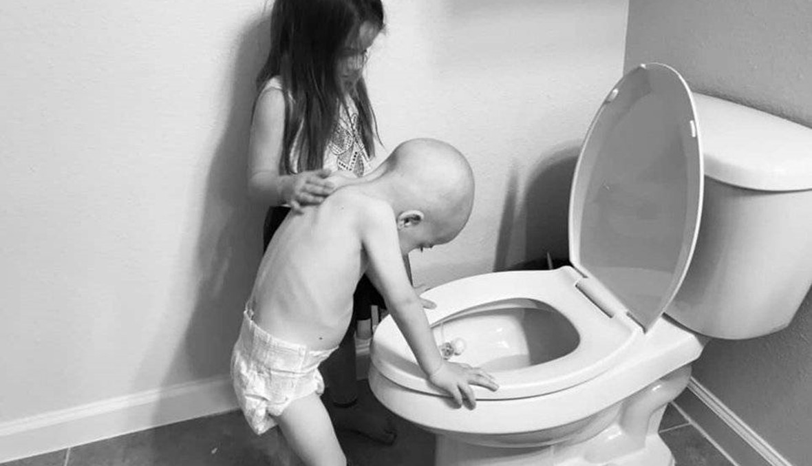 في صورة مؤثرة... طفلة تعتني بشقيقها المصاب بسرطان الدم