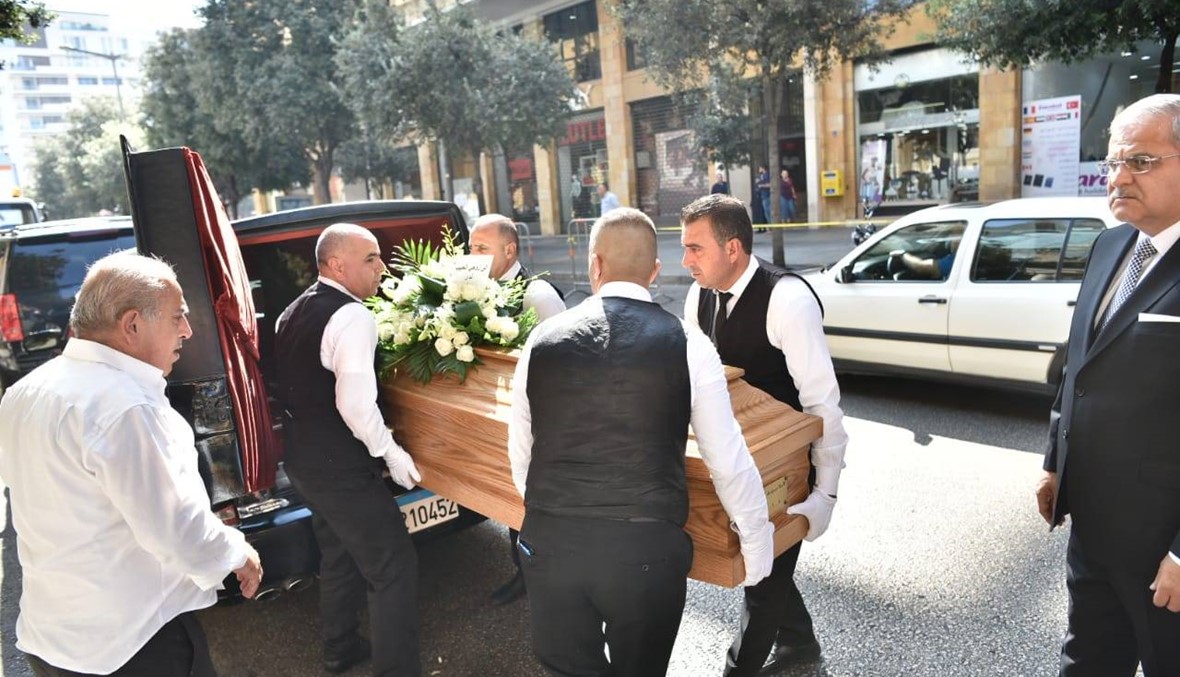 جثمان سيمون أسمر يصل إلى كاتدرائية مار جرجس في بيروت