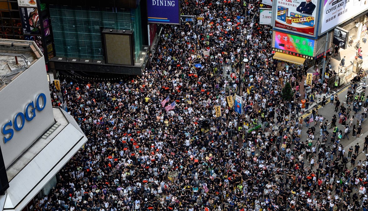أعمال عنف جديدة في هونغ كونغ: آلاف تظاهروا، غاز مسيّل للدموع و"مولوتوف"