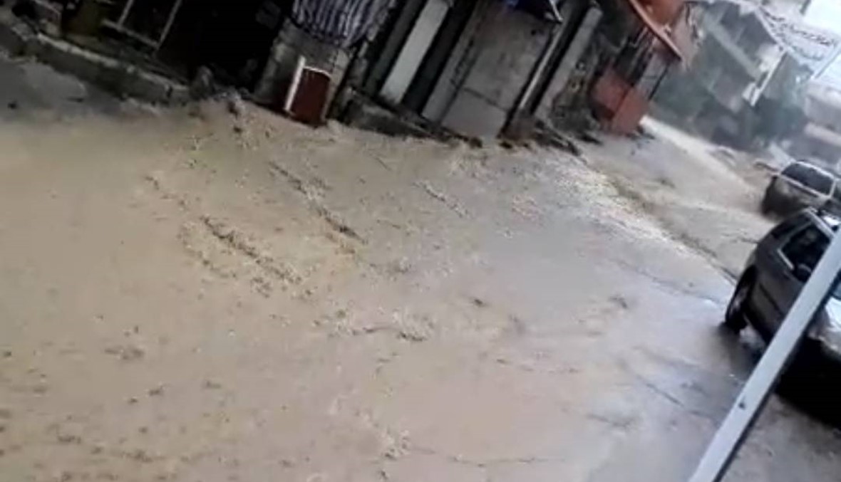 السيول تجتاح الطرقات العامة والحقول في عكار (فيديو - صور)