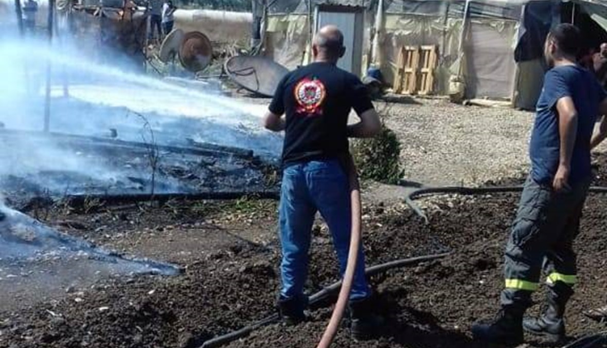 إخماد حريق داخل خيم للنازحين السوريين
