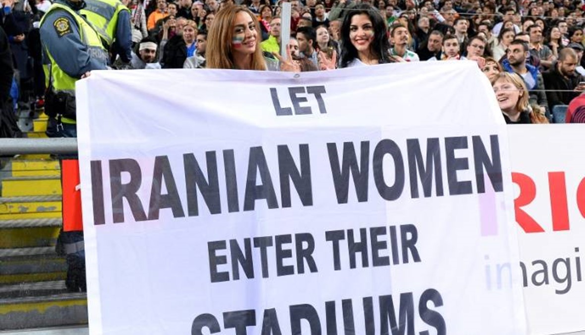 وفد من "فيفا" في طهران لمناقشة دخول النساء إلى الملاعب