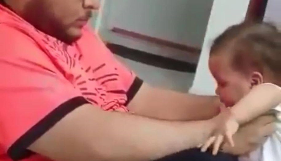 فيديو وحشي لرجل يضرب طفلته