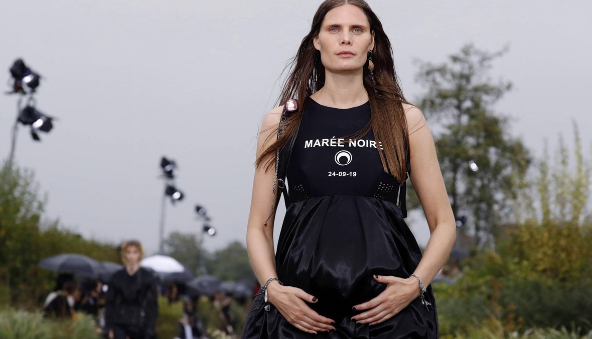 عارضات أزياء حوامل يشاركن في فعاليات أسبوع الموضة في باريس (أ ف ب).