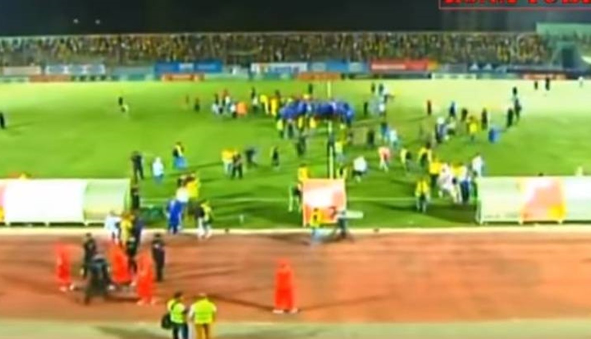 بالفيديو: اقتحام الجماهير يوقف مباراة في الدوري الجزائري