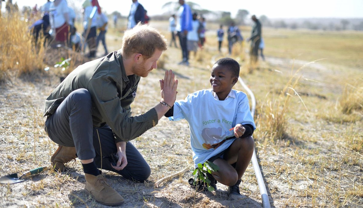 محطة جديدة في جولة الأمير هاري الإفريقية... زيارة مشاريع بيئية وصحية