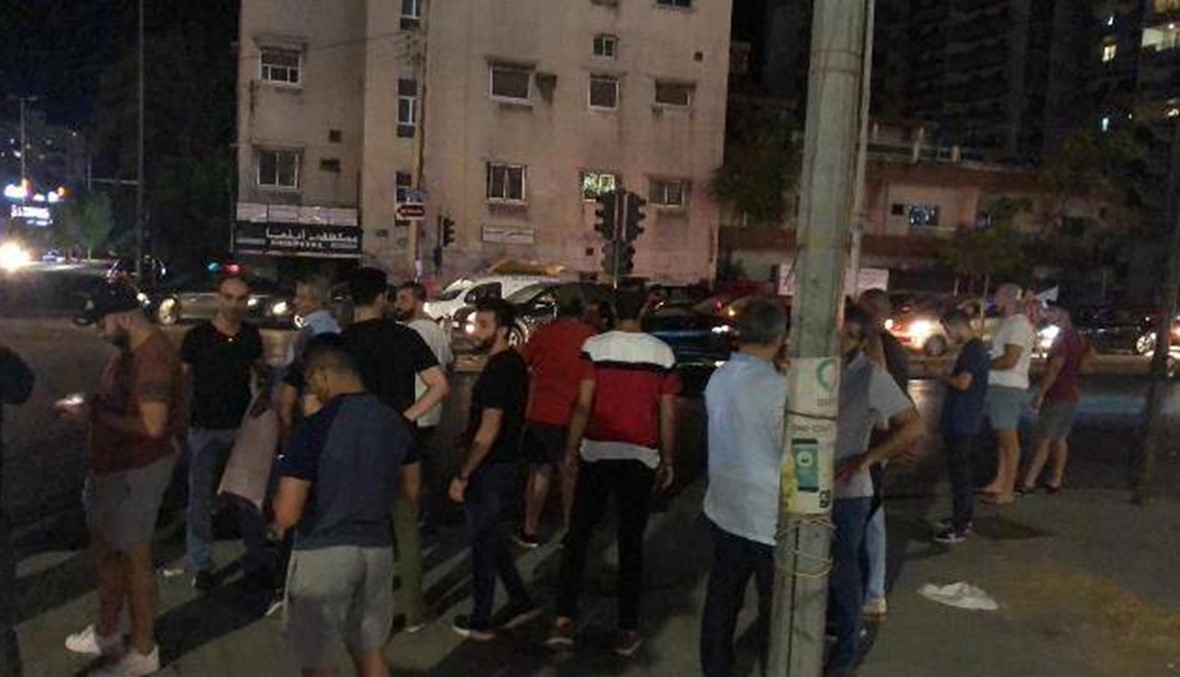 احتجاجات وقطع طرق في المناطق تزامناً مع اضراب محطات الوقود