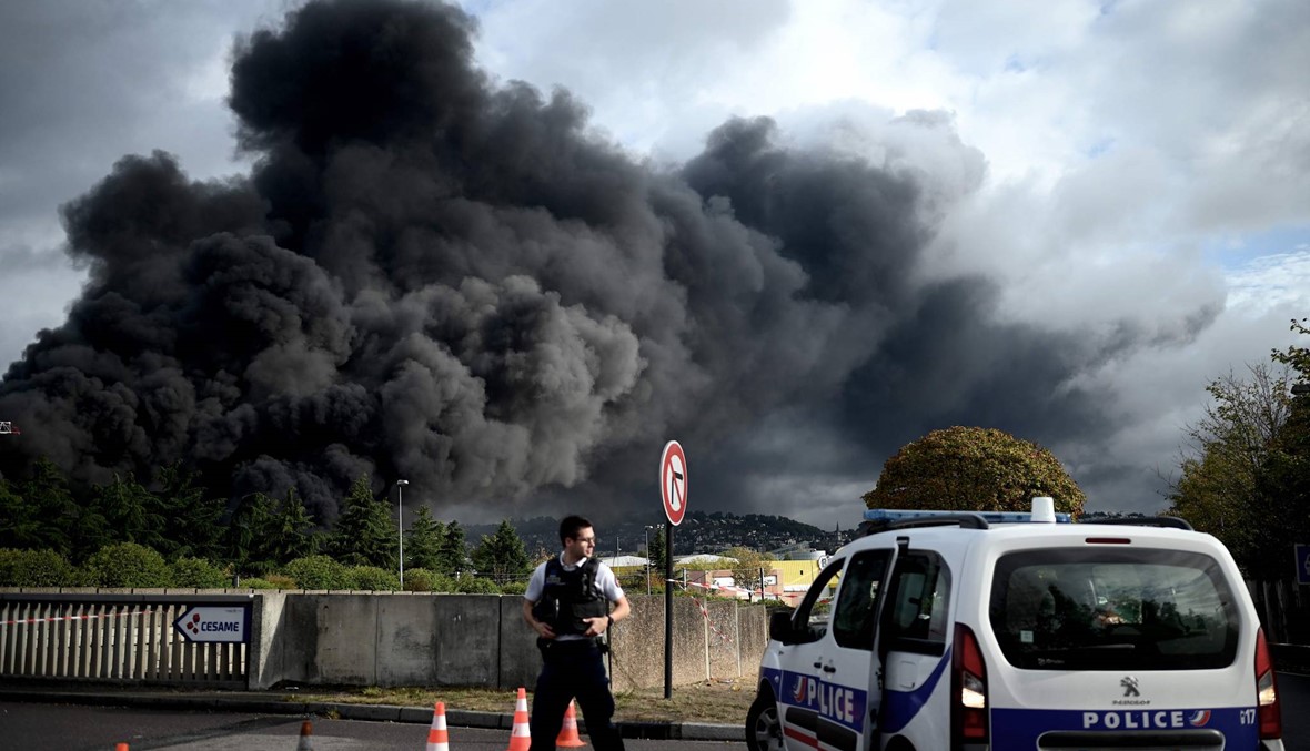 السلطات الفرنسية: إخماد حريق مصنع المواد الكيميائية في مدينة روان