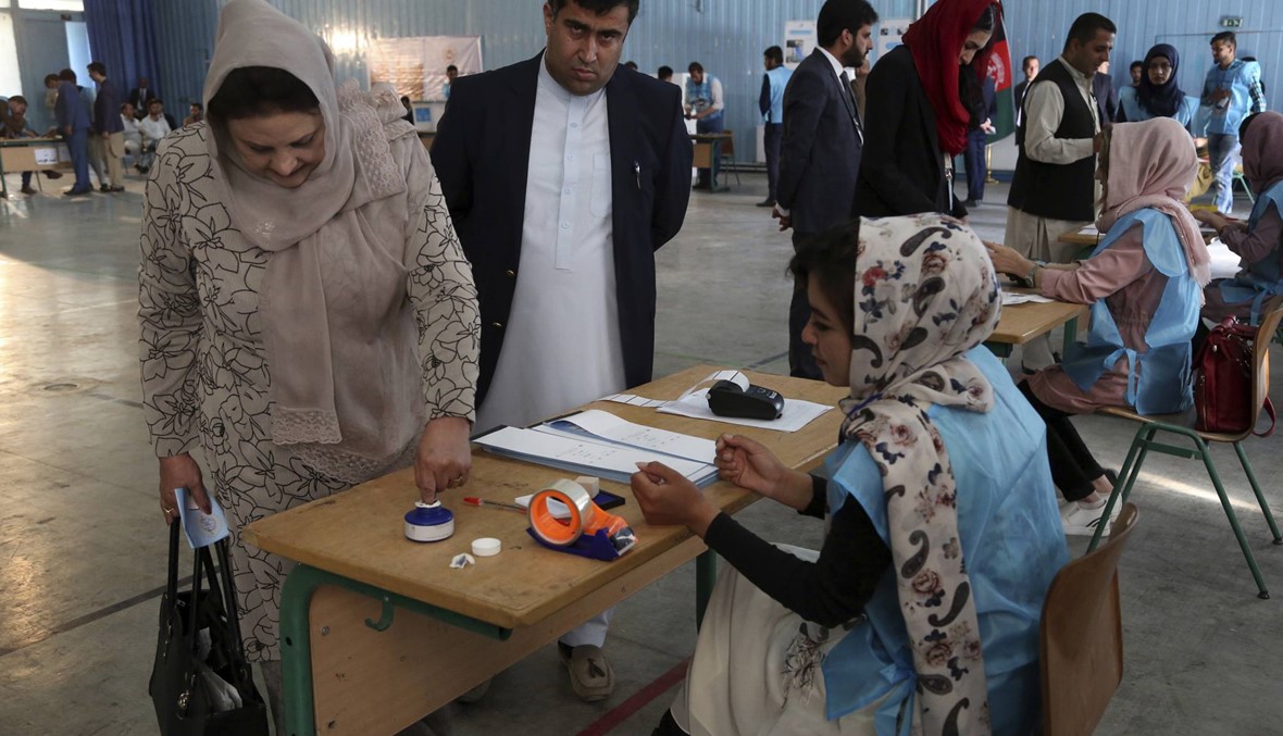 الأفغان يدلون بأصواتهم لانتخاب رئيس جديد وسط هجمات في مدن عدّة