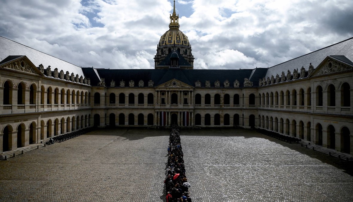 فرنسا تودّع شيراك الإثنين: جنازة رسميّة، وآلاف ألقوا النظرة الأخيرة عليه