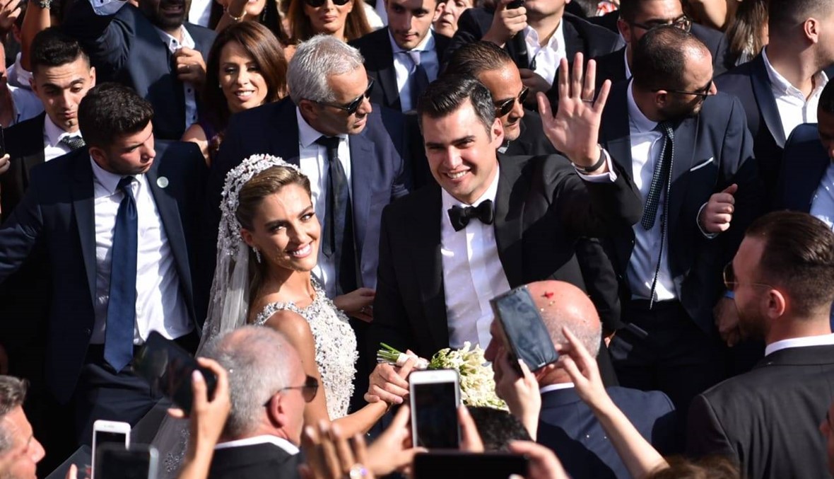 زفاف طوني فرنجيه "عالحلوة والمرّة"... سليمان قاد سيّارة العروس وقبلة إلى ريما (صور)