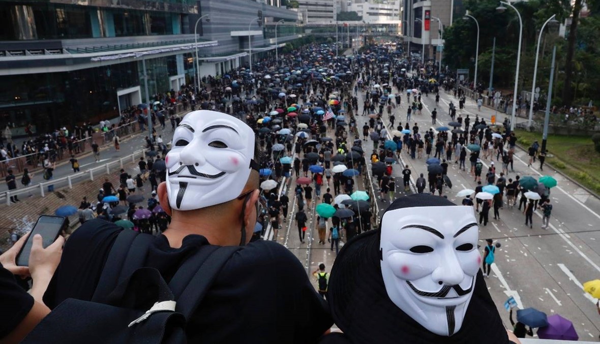 محتجّون متّشحون بالسّواد يطوفون في شوارع هونغ كونغ: المواجهات الأعنف مع الشرطة