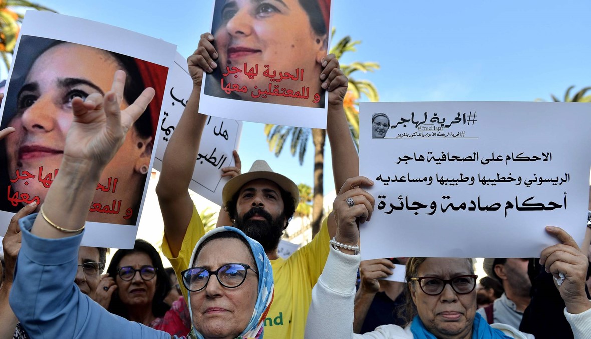 المغرب: متظاهرون يطالبون بالإفراج عن صحافية سجنت بتهمة "الإجهاض"... "هذا عار"