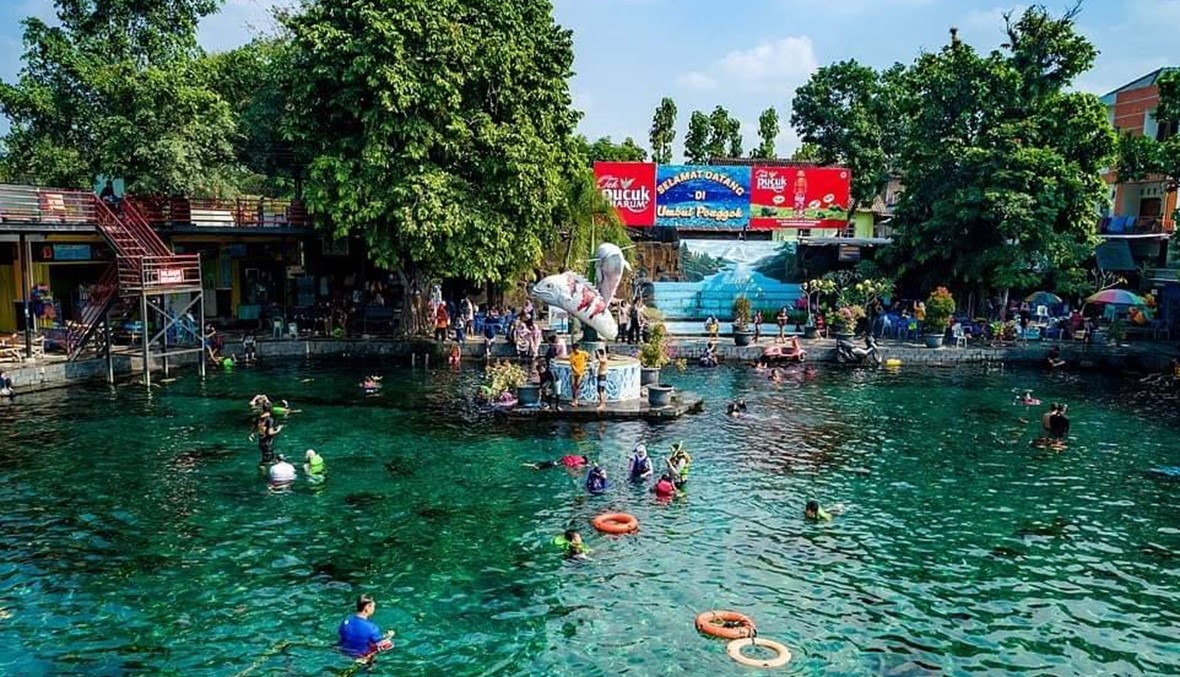 لالتقاط صور غريبة تحت الماء... بحيرة في قرية إندونيسية تتحول إلى مزار سياحي شهير (صور)