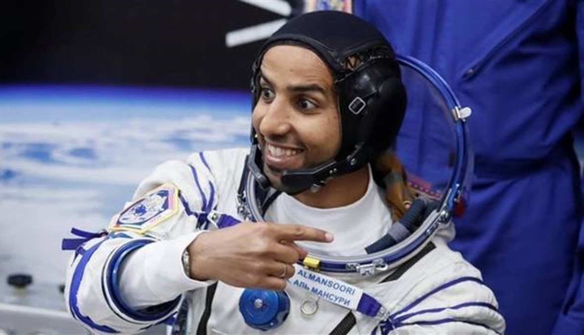 اللحظات الأولى لوصول رائد الفضاء الإماراتي هزاع المنصوري إلى الأرض!