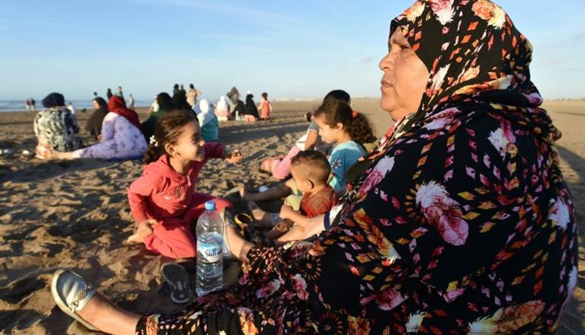 عائلات مهاجرين غرق قاربهم تنتظر يائسة أن يلفظ البحر جثامينهم في المغرب