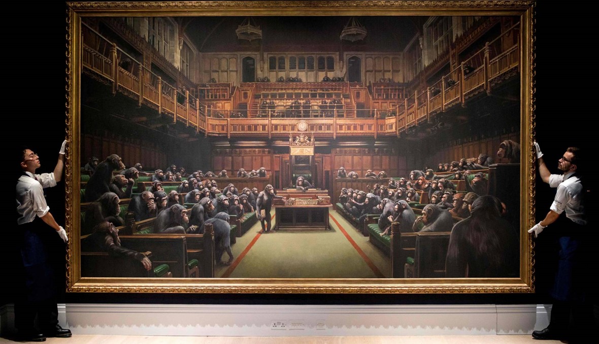 سعر قياسي للوحة "برلمان القردة" لبانكسي... "انزلاق أقدم ديموقراطية برلمانية في العالم"