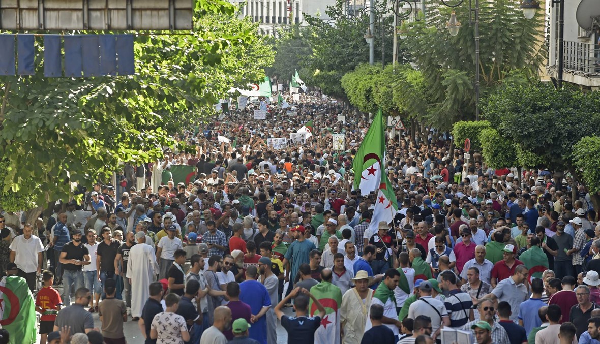 آلاف تظاهروا في الجزائر: هتافات... وفتوى دينيّة يعارضها المحتجون