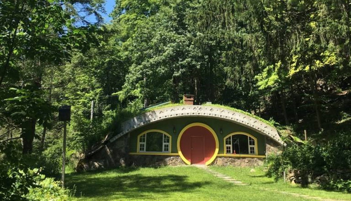 رجل يبني منزلاً ينقلك إلى عالم "The Hobbit" (صور)