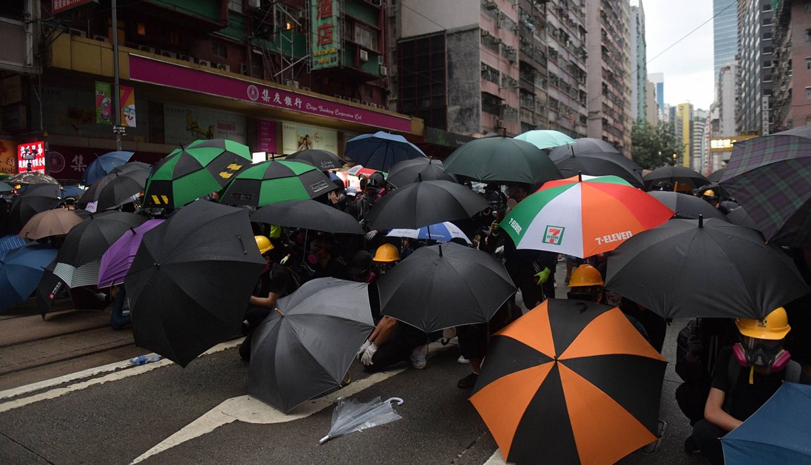 هونغ كونغ: آلاف المحتجّين تحدّوا حظر وضع أقنعة... الشرطة تطلق الغاز المسيل للدموع