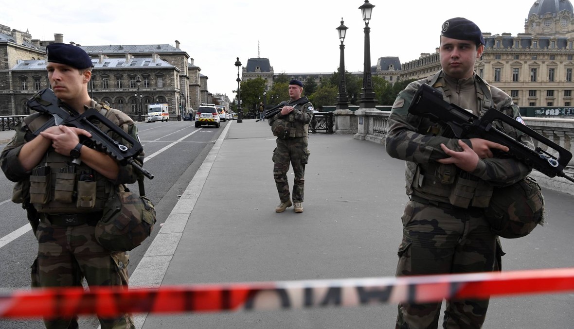 اعتداء باريس: وزير الداخليّة يقرّ بوجود "ثغرات" في تتبّع منفّذ الهجوم
