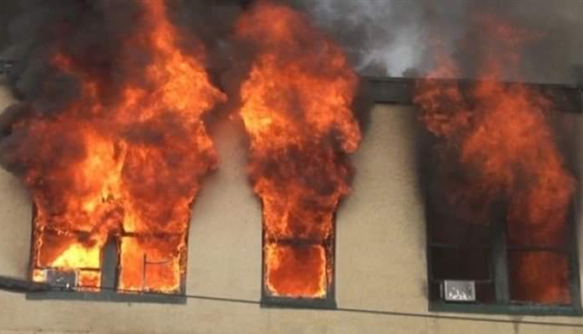 للانتقام من الإدارة... طالب يشعل النيران في مدرسته (صورة)