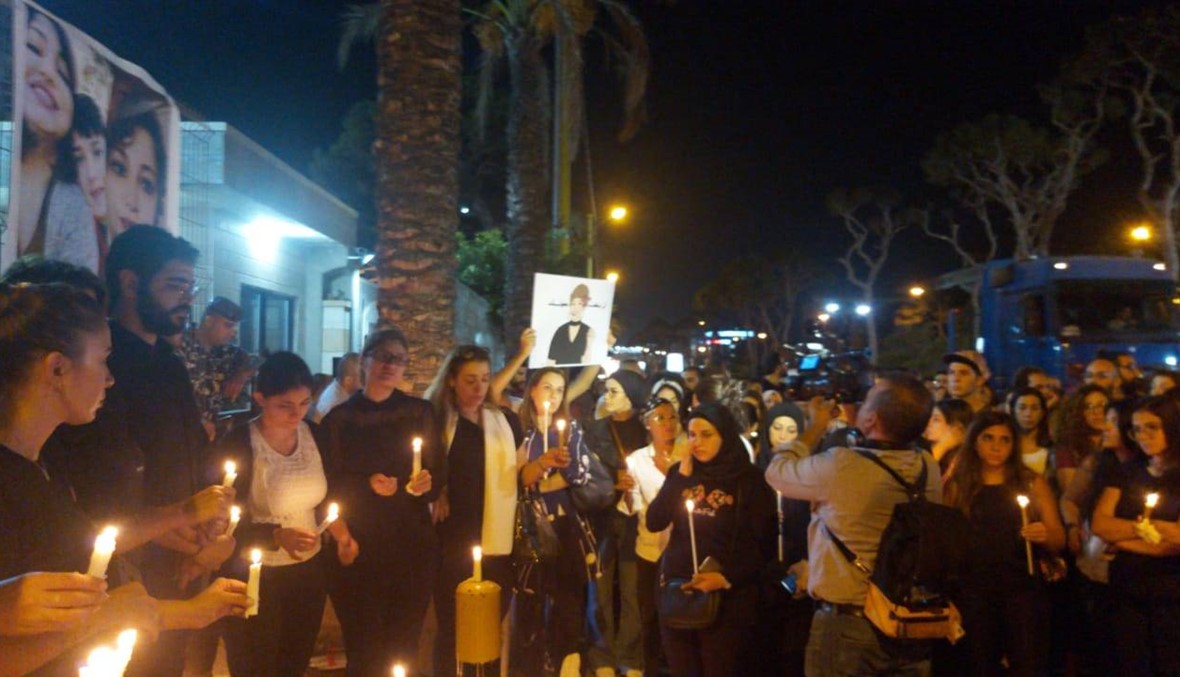 أصدقاء الراحلة نادين جوني نفذوا وقفة تحية لروحها أمام مقر المجلس الإسلامي الشيعي