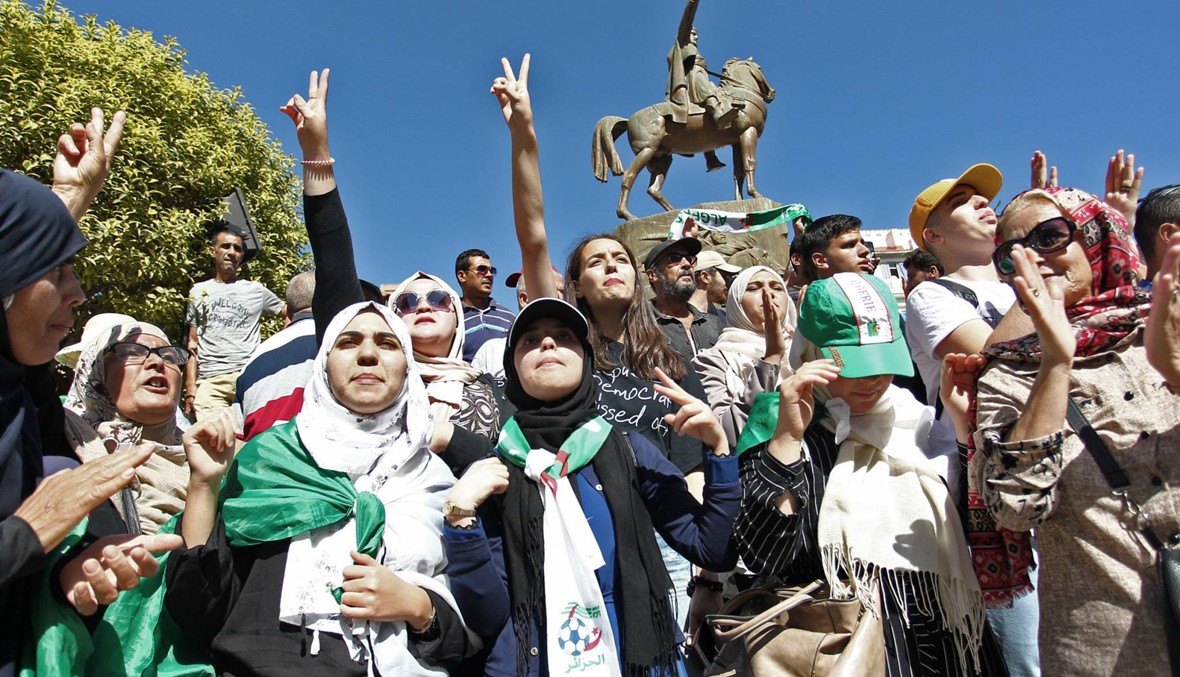 الشرطة الجزائرية تمنع مسيرة الطلاب ضد "النظام": "هذه الانتخابات تزوير وتزييف"