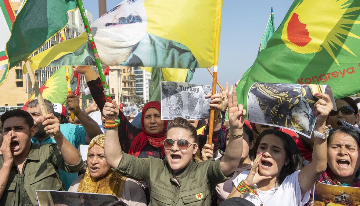 الأكراد يعتصمون في ساحة الشهداء رفضاً للهجوم التركي على سوريا (صور وفيديو)