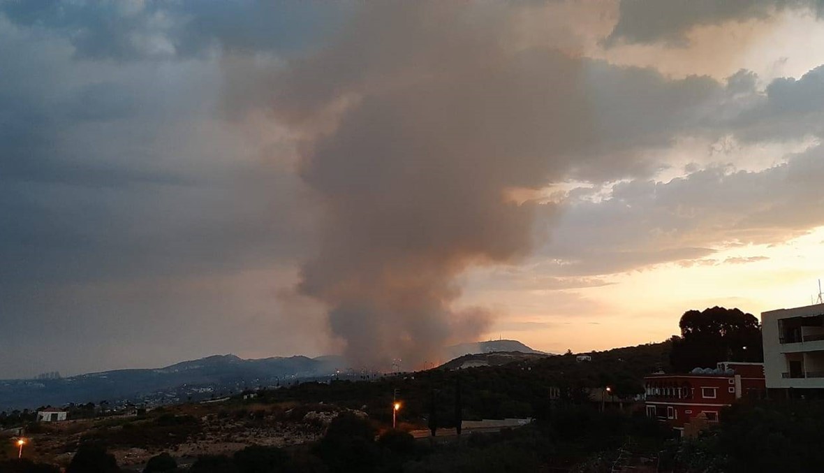 بالفيديو: حريق كبير في المشرف... النيران تتهدّد المنازل والمدارس