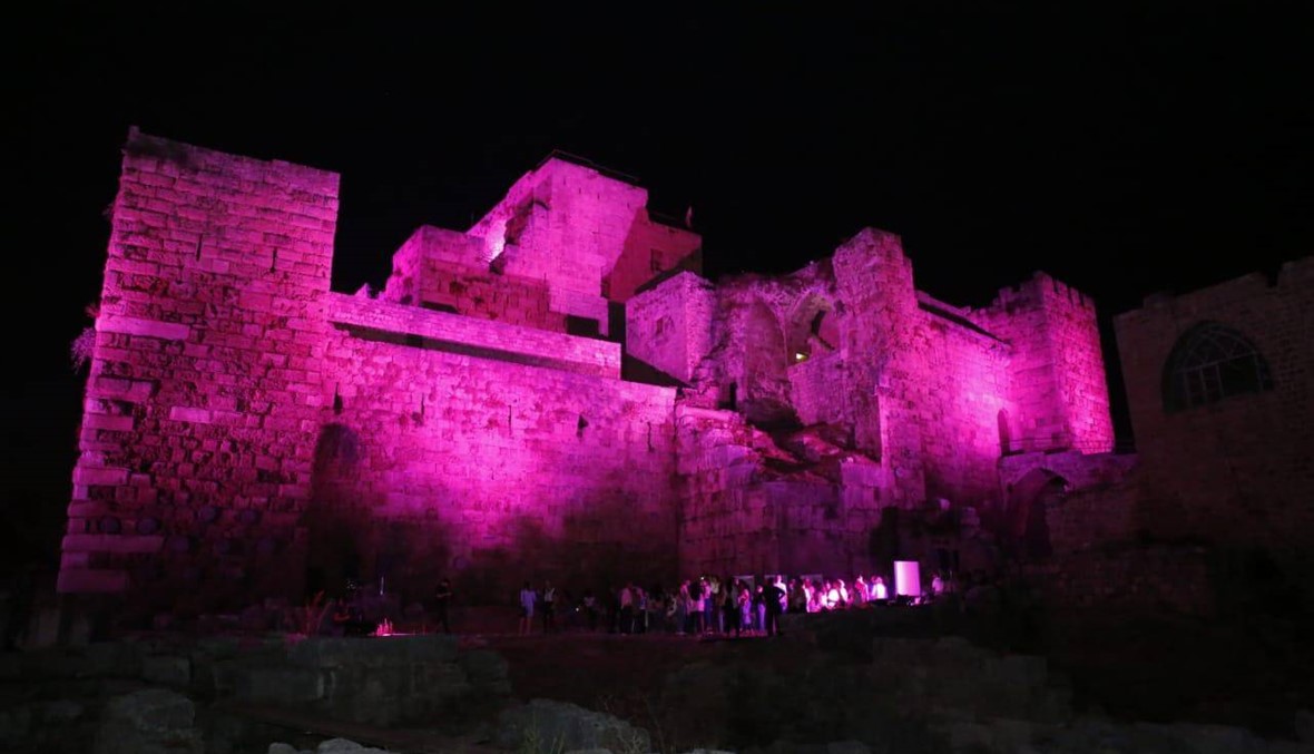 قلعة بيبلوس زهرٌ للتوعية من سرطان الثّدي