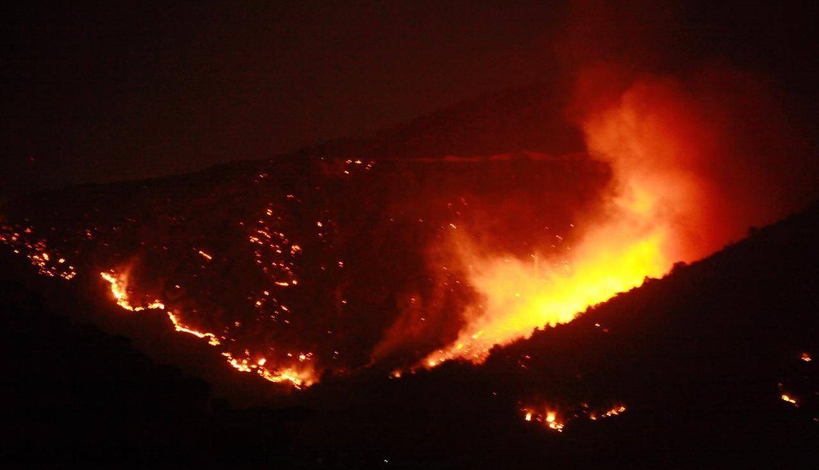 الحرائق تجتاح اقليم الخروب وتلال المشرف... النيران اقتربت من المنازل والاهالي يطلبون المساعدة (فيديو وصور)