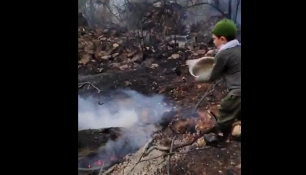 بالفيديو: طفل مندفع يشارك في إخماد الحرائق