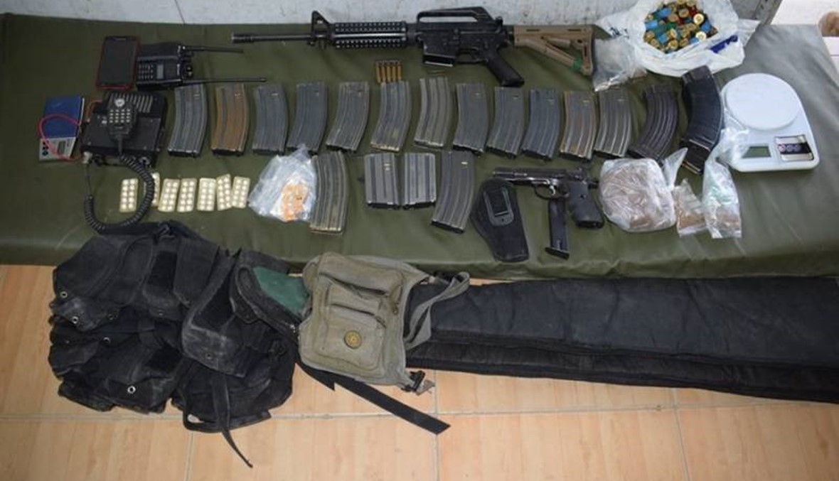 الجيش: توقيف شخصين في دير الأحمر وضبط أسلحة ومخدرات في منزلهما