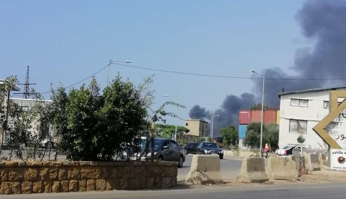 بالصور: حريق داخل معمل للبلاستبك بالقرب من مطار بيروت