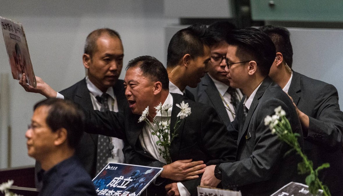 هونغ كونغ: هتافات ضدّ لام في البرلمان... عناصر الأمن جرّوا نواباً الى الخارج