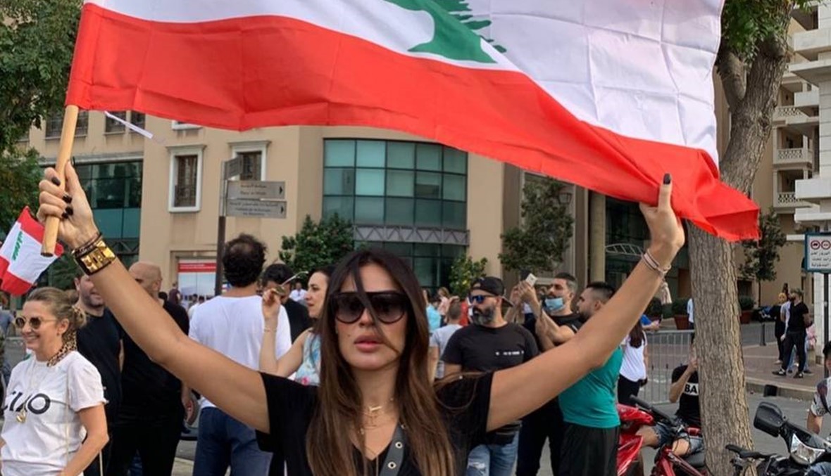 نادين نسيب نجيم وكارين رزق الله في ساحة الاعتصام: "كلنا عالشارع" (فيديو)
