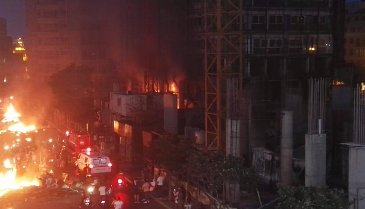 حريق كبير في وسط بيروت ومنع فرق الإطفاء من التدخل (فيديو)