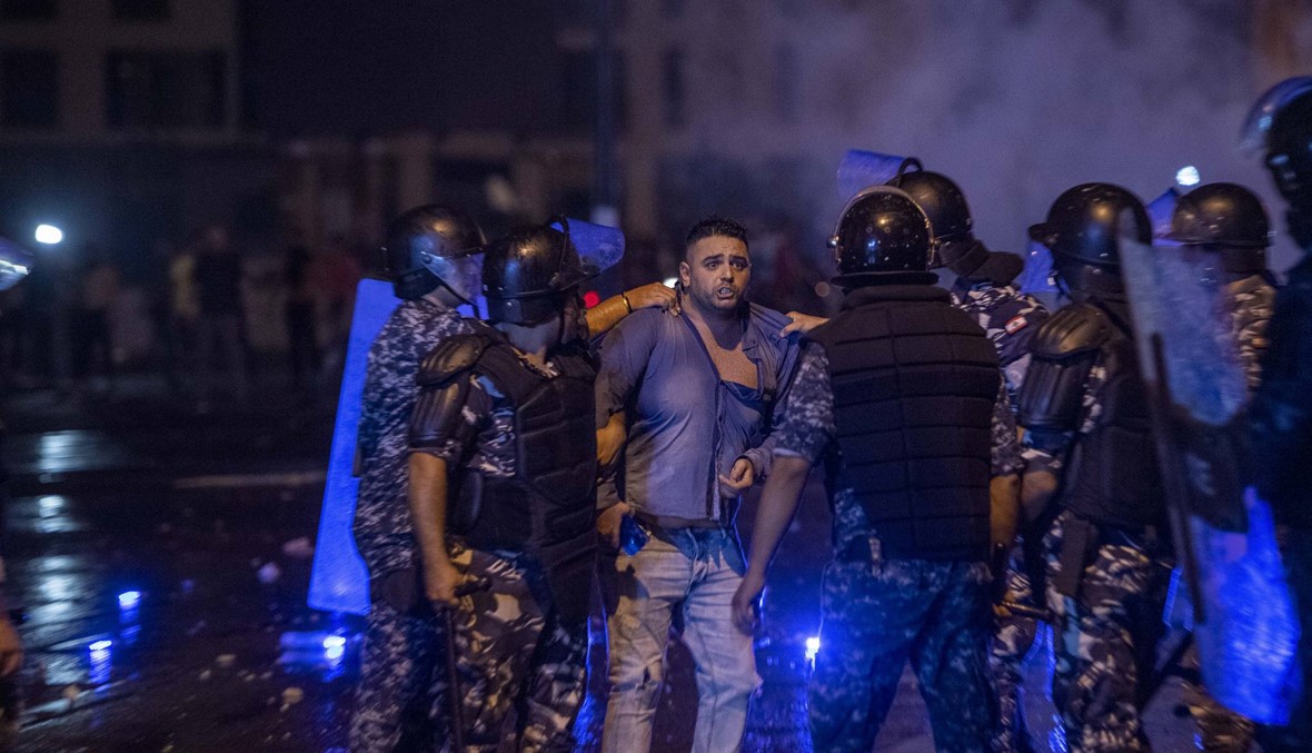 سقوط 24 جريحاً من قوى الامن التي تناشد المتظاهرين الابتعاد عن الفوضى